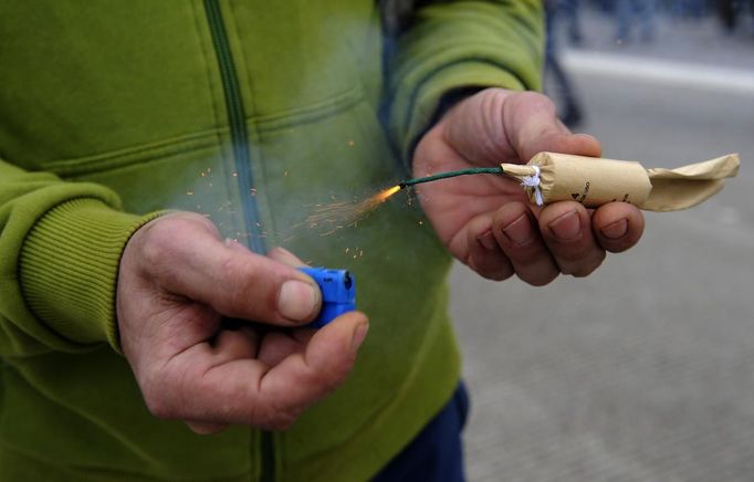 A miner on strike lights a firecracker on the A-6 motorway, on the second day of a strike to protest the government's spending cuts in the mining sector, in El Montico, near Oviedo, northern Spain, May 24, 2012. Spain's economy is contracting for the second time since late 2009 and four years of stagnation and recession have pushed unemployment above 24 percent, the highest rate in the European Union. REUTERS/Eloy Alonso (SPAIN - Tags: CIVIL UNREST BUSINESS EMPLOYMENT ENERGY) Published: Kvě. 24, 2012, 1:48 odp.