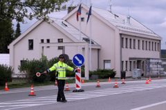 Reportáž: Stát zesílil kontrolu na hranicích s Rakouskem, ostnatý drát zůstává v muzeu