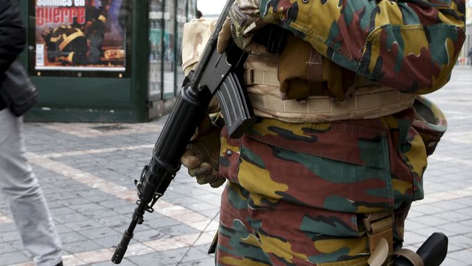Belgický voják v ulicích Bruselu. Vláda kvůli hrozbě teroristického útoku zvýšila pohotovost na nejvyšší stupeň.