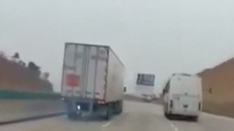 Kamionu selhaly brzdy na dálnici. Řítící se kolos zastavil únikový pruh
