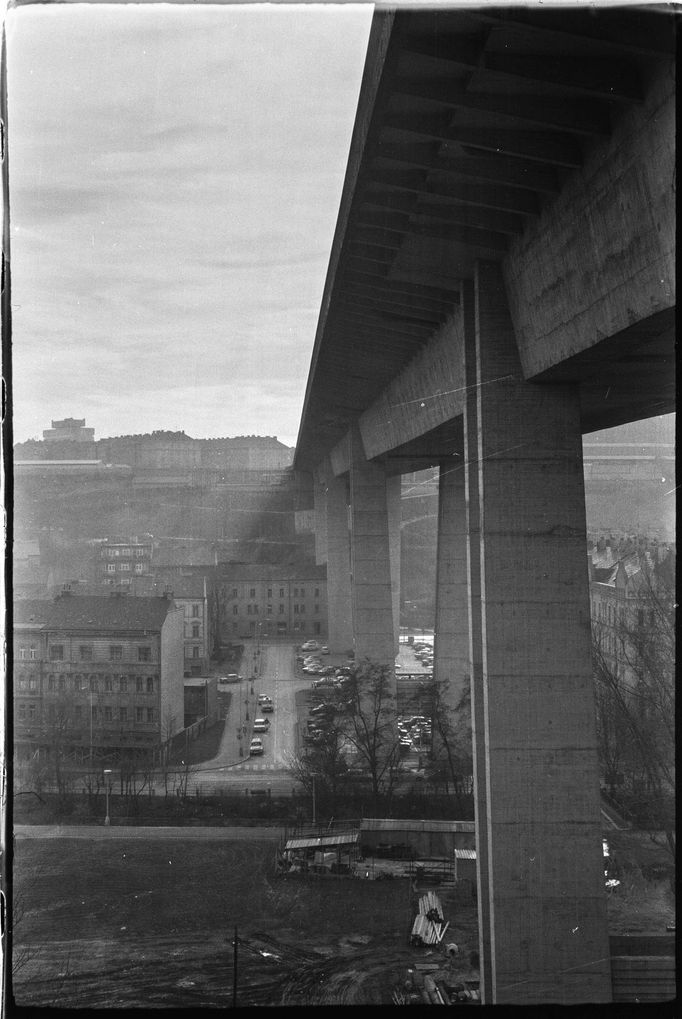 Archivní snímky neznámých autorů z let cca1900-1945, které zachraňuje fotograf Martin Wágner v rámci projektu "Negativy z popelnice" a dokumentuje tak zmizelý svět.