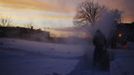 A man uses a snow blower to clear a sidewalk in Somerville, Massachusetts February 9, 2013 following a winter blizzard. REUTERS/Brian Snyder (UNITED STATES - Tags: ENVIRONMENT) Published: Úno. 9, 2013, 10:27 odp.