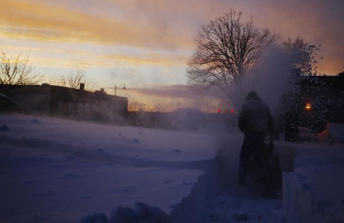 A man uses a snow blower to clear a sidewalk in Somerville, Massachusetts February 9, 2013 following a winter blizzard. REUTERS/Brian Snyder (UNITED STATES - Tags: ENVIRONMENT) Published: Úno. 9, 2013, 10:27 odp.