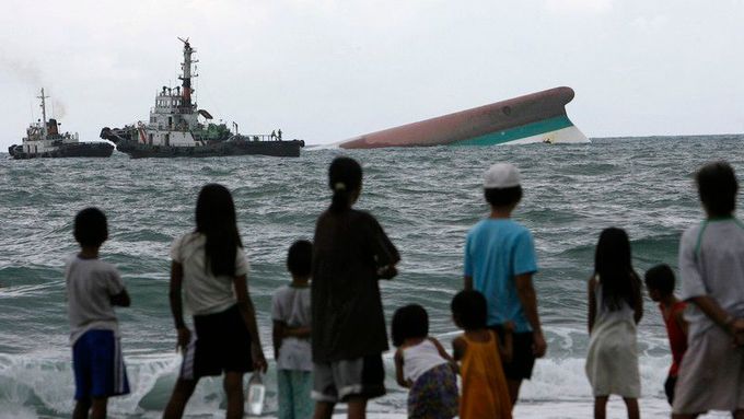 Tragédie stará sedm let: Trajekt Princess of the Stars ztroskotal na dohled od pobřeží ostrova Sibuyan. Jeho obyvatelé sledují z pláže záchranné práce u vraku lodi.