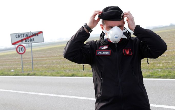 Policista u vjezdu do města.