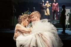 Recenze: Krvavá svatba dvojice SKUTR nejvíc překvapí tím, že nic mimořádného nepřináší