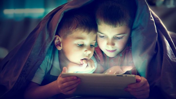 Každé páté dítě tráví před obrazovkou aspoň 4 hodiny denně, hitem jsou nákupní centra