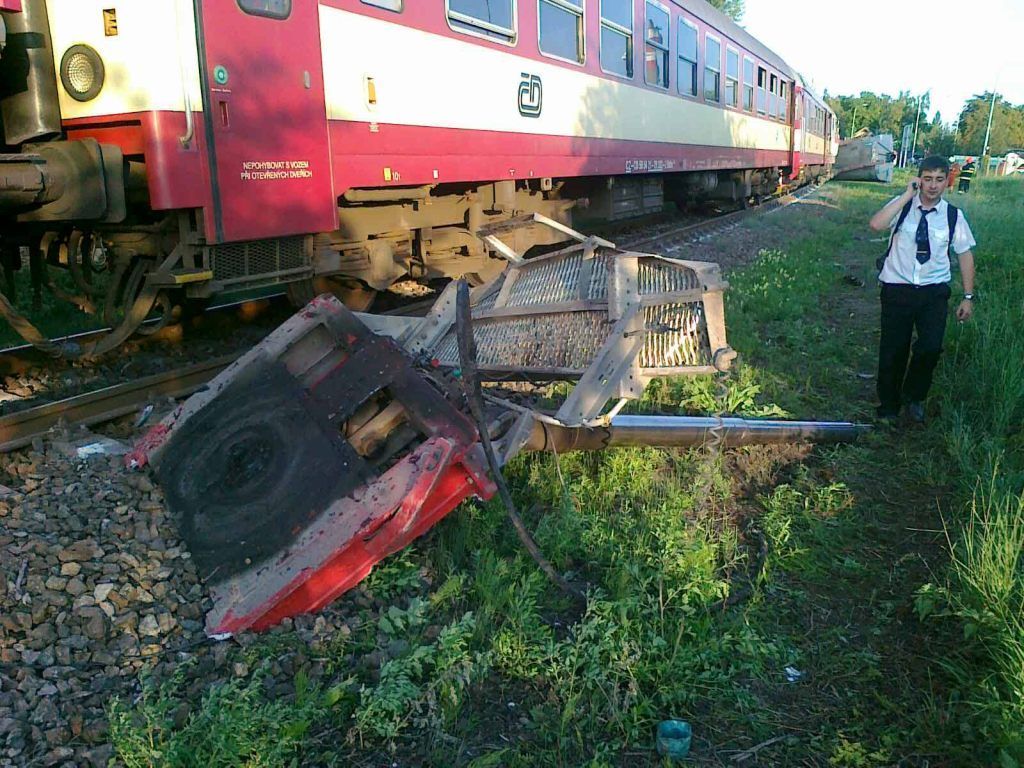 Srážka vlaku s kamionem v Čakovicích