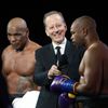Box Mike Tyson - Roy Jones junior (2020): Oba boxeři po zápase s moderátorem Jimem Grayem