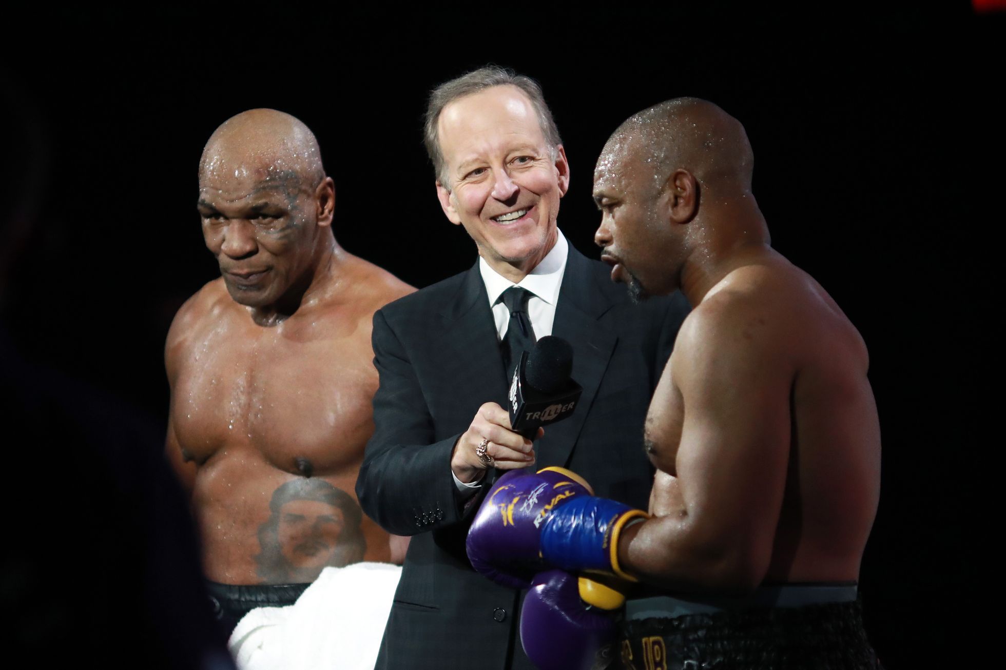 Box Mike Tyson - Roy Jones junior (2020): Oba boxeři po zápase s moderátorem Jimem Grayem