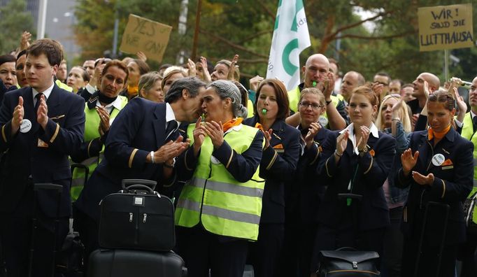 Hundreds of members of German air carrier Lufthansa cabin crew union "UFO" walk towards the Lufthansa headquarters during a strike at the Fraport airport in Frankfurt, August 31, 2012. Lufthansa cancelled 64 flights at its main hub Frankfurt on Friday as cabin crew began the first of a series of strikes over pay and cost cuts in a busy holiday season. The eight-hour industrial action, following the breakdown of 13 months of negotiations between Germany's largest airline and trade union UFO, is due to end at 1100 GMT on Friday. REUTERS/Kai Pfaffenbach (GERMANY - Tags: BUSINESS EMPLOYMENT CIVIL UNREST TRANSPORT) Published: Srp. 31, 2012, 11:17 dop.