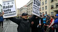 Přehlídku využil k demonstraci také muž protestující proti výstavbě americké radarové základny na území ČR.