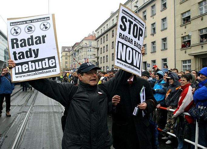 Přehlídku využil k demonstraci také muž protestující proti výstavbě americké radarové základny na území ČR.