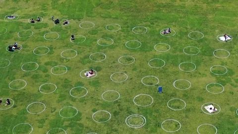Distanční kruhy v parku pomáhají s odhadováním bezpečné vzdálenosti