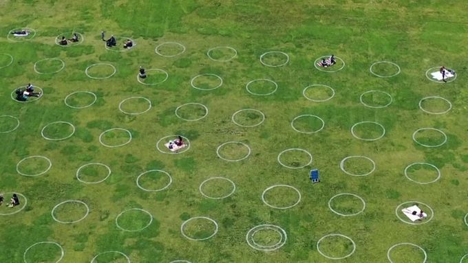 Distanční kruhy v parcích pomáhají s odhadováním správné vzdálenosti