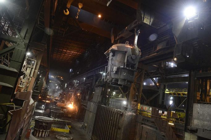 A ladle moves along the ladle bay at the SSI steel plant at Redcar, northern England May 29, 2012. SSI Steel from Thailand took over the plant on February 24, 2011 after it had been closed by Tata steel. The blast furnace was relit on April 15 this year and the plant now employs 1800 workers and has produced and exported 136,000 tonnes of steel. REUTERS/Nigel Roddis (BRITAIN - Tags: BUSINESS ENERGY EMPLOYMENT) Published: Kvě. 29, 2012, 3:32 odp.