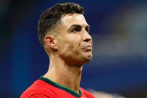 Dojatý Ronaldo, muž s maskou i excelentní nůžky. To jsou nejlepší fotky z Eura