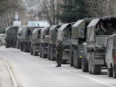 Vozy ruské armády u ukrajinského města Balaklava, 1. března 2014