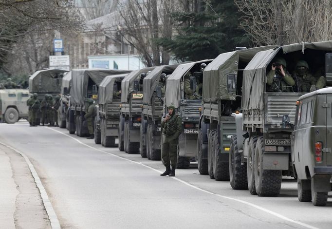 Vozy ruské armády u ukrajinského města Balaklava, 1. března 2014