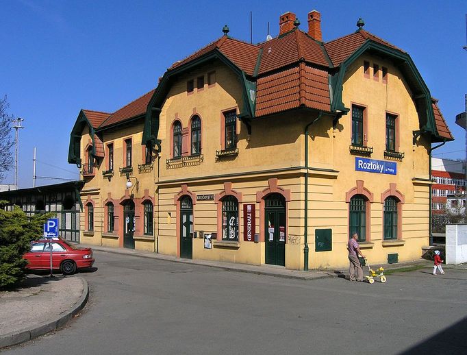 Městem podél levého břehu Vltavy vede železniční trať 091 Praha - Kralupy nad Vltavou. Je to dvoukolejná elektrizovaná celostátní trať zařazená do evropského železničního systému, součást 1. koridoru, doprava byla zahájena roku 1850. Na území města leží železniční stanice Roztoky u Prahy a železniční zastávka Roztoky-Žalov.