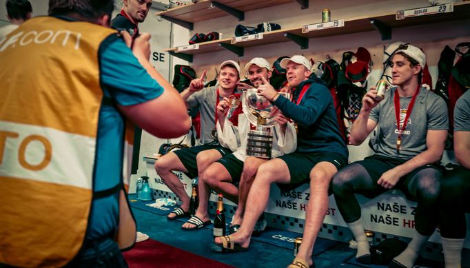 Dokument Zlatá cesta zachytil oslavu vítězství v kabině českého reprezentačního týmu.