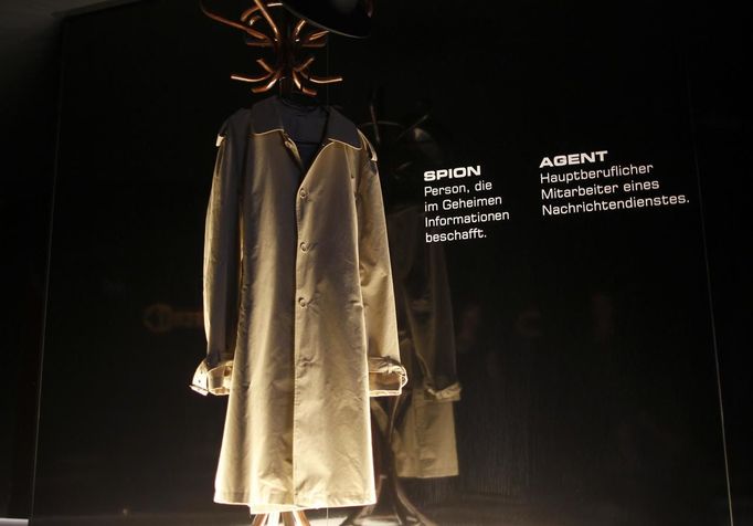 A coat, traditional symbol of espionage, is placed at the entrance of the 'Top Secret' Spy Museum in Oberhausen, July 10, 2013. The museum presents various objects, devices and gadgets used for spying or related to espionage. REUTERS/Ina Fassbender (GERMANY - Tags: SOCIETY ENTERTAINMENT) Published: Čec. 10, 2013, 3:22 odp.