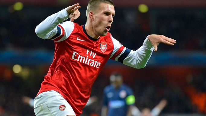 Fotbalista Arsenalu Lukas Podolski slaví gól v utkání Ligy mistrů 2012/13 proti Montpellier.