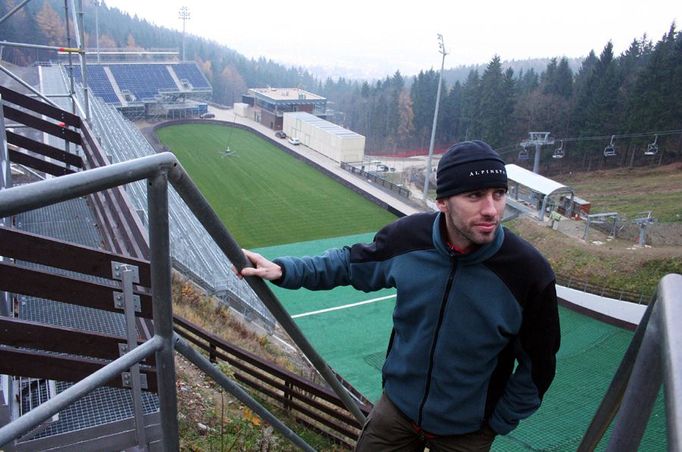 Skokanský areál na Ještědu je co se týče pevných staveb dostavěný. Postupně v kolem doskočiště začaly růst mobilní tribuny, připravují se i můstky. Na areál dohlíží jeho hlavní manažer Lukáš Týfa.