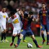 Fotbalisté Barcelony Lionel Messi se přetlačuje s Gary Medelem v utkání španělské La Ligy 2012/13 se Sevillou.