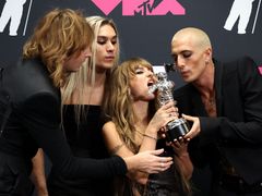Thomas Raggi, Ethan Torchio, Victoria De Angelis a Damiano David z Måneskin, když tento měsíc dostali cenu MTV Video Music Awards.