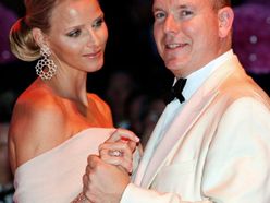 Ples Červeného kříže v Monaku - princ Albert II se snoubenkou Charlene Wittstock
