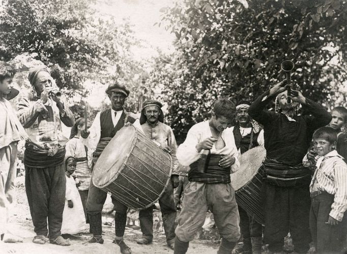 Romští muzikanti za zvuků zurly a tapanu, 1915-18.