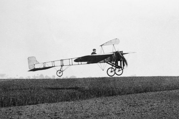Louis Blériot při jednom z testovacích letů. Snímek z května 1909.