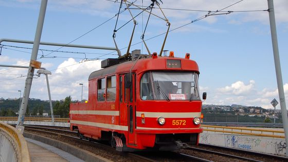 FOTO Prahou jezdí mazací tramvaj. Má snížit hluk v ulicích