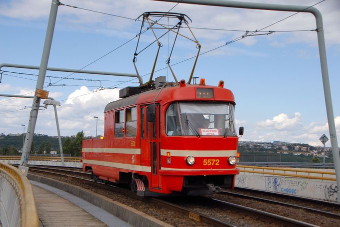 Dopravní podnik hl. m. Prahy (DPP) nasadil do zkušebního provozu tzv. mazací tramvaj, speciálně upravený vůz tramvaje T3.