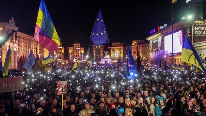 Demonstranti podporující vstup Ukrajiny do EU svítí v prosinci 2013 na náměstí v Kyjevě mobily nad hlavou.