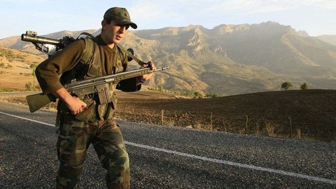 Turecký voják hlídkující na iráckých hranicích.