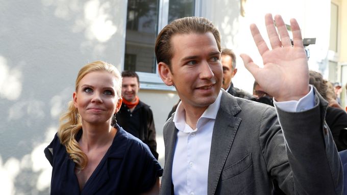 Lídr rakouských lidovců Sebastian Kurz a jeho partnerka Susanne Thierová před volební místností