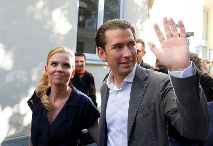 Lídr rakouských lidovců Sebastian Kurz a jeho partnerka Susanne Thierová před volební místností