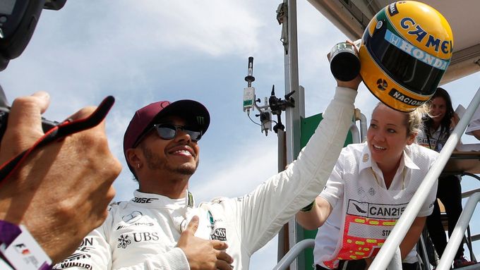 Lewis Hamilton s helmou Ayrtona Senny.