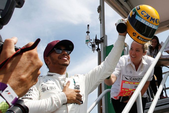 F1, VC Kanady 2017: Lewis Hamilton s helmou Ayrtona Senny