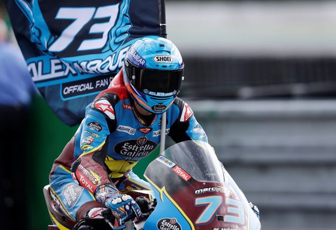 Alex Marquez slaví vítězství v závodě Moto2 ve Velké ceně České republiky