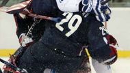 Jarkko Ruutu z Finska (v bílém) atakuje gólmana USA Ricka Dipietra. Vlevo je obránce Brian Rafalski.