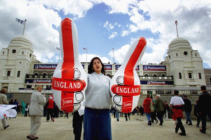 Anglická fanynka s nafukovacími palci před slavnými dvojčaty na stadionu ve Wembley v Londýně 27. května 2000.