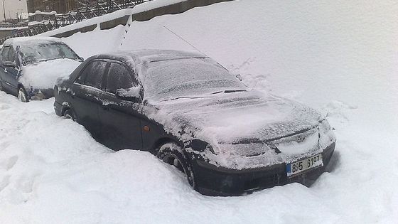 Kalamita ochromila ranní Prahu. Navzdory předpovědi sníh padá dál