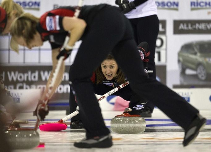 Velmi zdařilý snímek - pohled na kanadskou skipku Heather Nedohinovou skrz nohy její spoluhráčky Beth Iskiwové