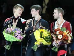 Francouz Brian Joubert (uprostřed), Čech Tomáš Verner (vlevo) a Belgičan Kevin van der Perren na stupních vítězů krasobruslařského ME ve Varšavě.