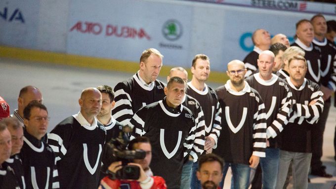 90 legend hokejových Vítkovic přihlíží slavnostnímu ceremoniálu před zápasem se Spartou.