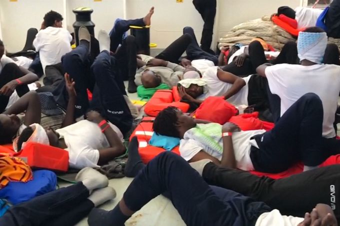 Plavidlo s více než 600 migranty v neděli odmítly přijmout Itálie i Malta. Nakonec se jich ujmou Španělé