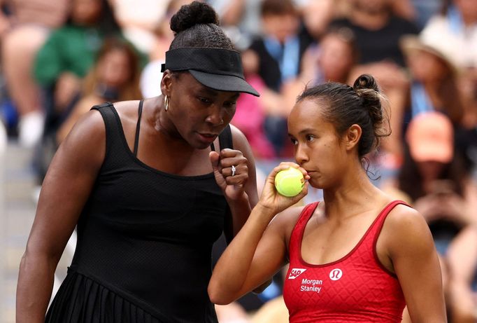 Venus Williamsová a Leylah Fernandezová (v červeném) ve čtvrtfinále čtyřhry US Open 2025